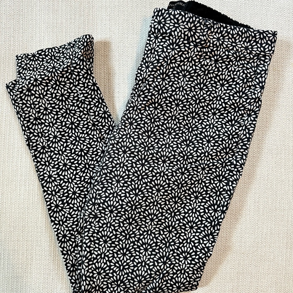 Black and white Banana Republic Sloan fit dress pants, size 2